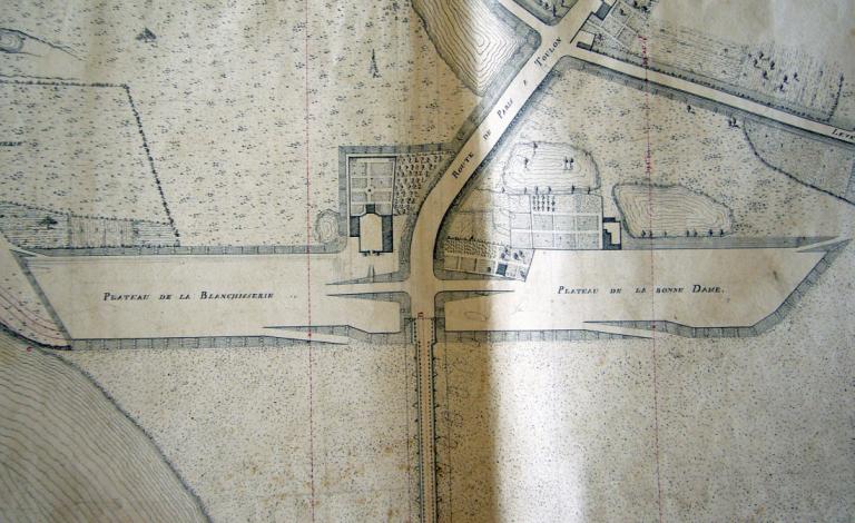 Plan général des ponts de Nevers sur la Loire avec les chemins, quais, ports, levées et autres ouvrages à leurs abords, par l'ingénieur Coinchon, 8 janvier 1812. Détail. (archives départementales de la Nièvre, S 634). ; Plan général des ponts de Nevers sur la Loire avec les chemins, quais, ports, levées et autres ouvrages à leurs abords, par l'ingénieur Coinchon, 8 janvier 1812. Détail sur les abords du pont de Loire côté rive gauche.
