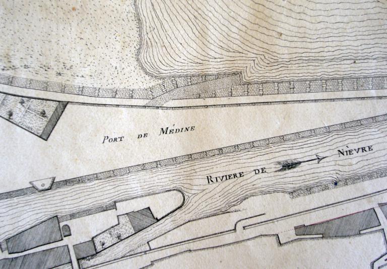 Plan général des ponts de Nevers sur la Loire avec les chemins, quais, ports, levées et autres ouvrages à leurs abords, par l'ingénieur Coinchon, 8 janvier 1812. Détail sur le port de Médine et sur une cale. (archives départementales de la Nièvre, S 634). ; Plan général des ponts de Nevers sur la Loire avec les chemins, quais, ports, levées et autres ouvrages à leurs abords, par l'ingénieur Coinchon, 8 janvier 1812. Détail sur le port de Médine. (archives départementales de la Nièvre, S 634).