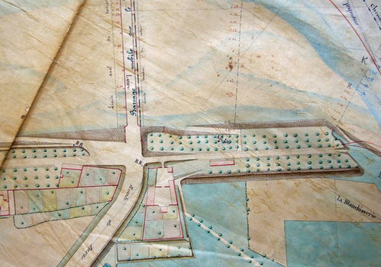 Plan général de la Loire aux abords de Nevers par l'ingénieur ordinaire Verdevoye, 23 janvier 1854. Détail sur les abords du pont sur la Loire côté rive gauche. (direction départementale de l'équipement de la Nièvre, Nevers). ; Plan général de la Loire aux abords de Nevers par l'ingénieur ordinaire Verdevoye, 23 janvier 1854. Détail sur les abords du pont sur la Loire côté rive gauche. (direction départementale de l'équipement de la Nièvre, Nevers).