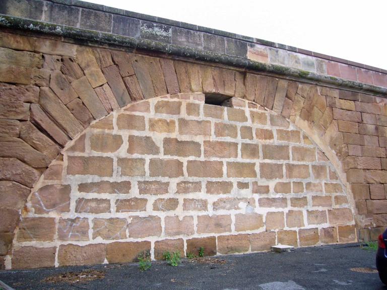 L'arche bouchée du pont sur la Loire (côté rive droite) depuis la réalisation de la déviation de la RN 7 (1958-1966).
