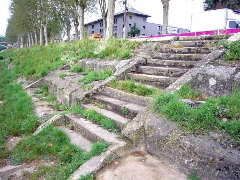 Escalier et, de part et d'autre, emplacement où venaient se poser les passerelles des bateaux lavoirs (?) (plusieurs possibilités suivant le niveau des eaux). Cet aménagement est figuré sur le plan dressé par Couppery en 1843. ; Escalier et, de part et d'autre, emplacement où venaient se poser les passerelles des bateaux lavoirs (?) (plusieurs possibilités suivant le niveau des eaux). Cet aménagement est figuré sur le plan dressé par Couppery en 1843.