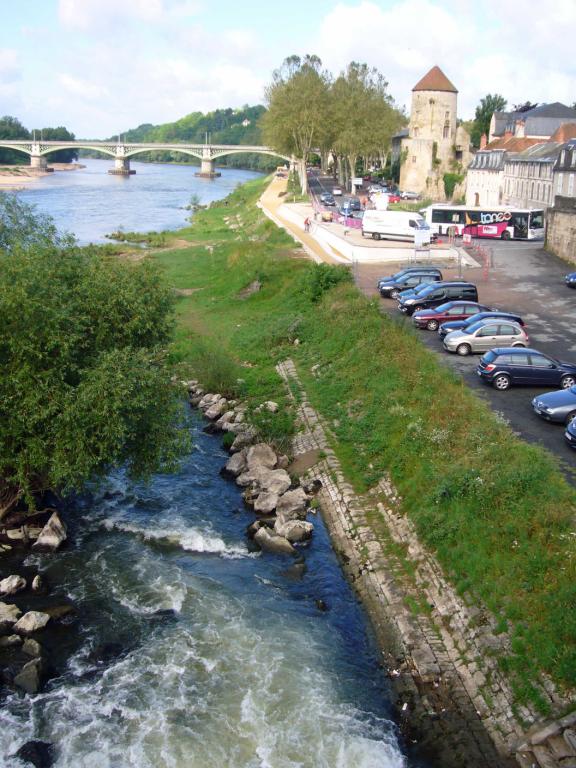 Vue d'ensemble du quai en aval du pont. Vue prise depuis le pont. ; Vue d'ensemble du quai en aval du pont. Vue prise depuis le pont.