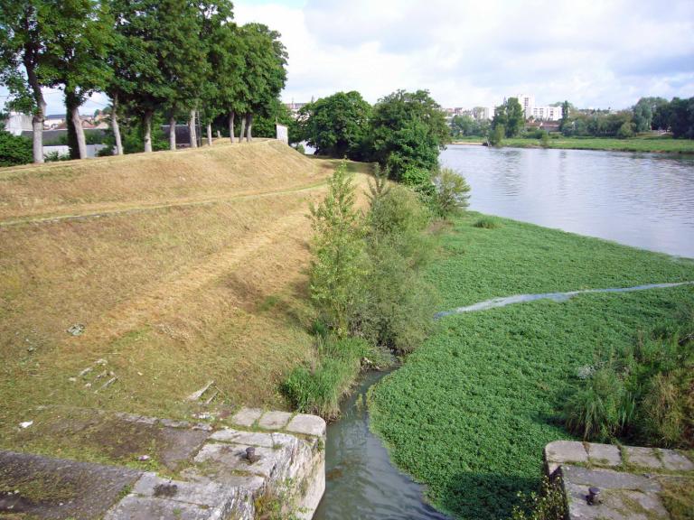 Rive gauche, la levée joignant l'écluse au pont. Vue prise vers l'aval depuis l'écluse.