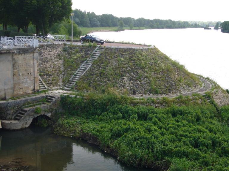 L'extrémité ouest de la levée de Médine et le pont Mal Placé (à gauche).