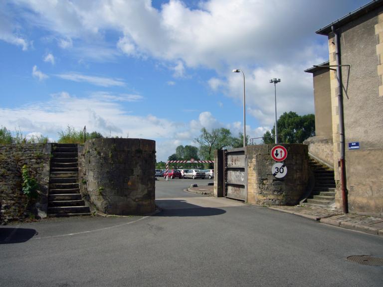 Rive droite, amont du pont : portes de garde situées dans la levée de Médine, rue de la Poissonnerie.