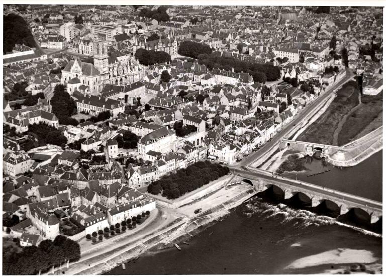 Les abords du pont et l'embouchure de la Nièvre. Photographie aérienne, 1925. (médiathèque de Nevers, I 43 carton 1. Fonds Belile). ; Les abords du pont et l'embouchure de la Nièvre. Photographie aérienne, 1925. (médiathèque de Nevers, I 43 carton 1. Fonds Belile).