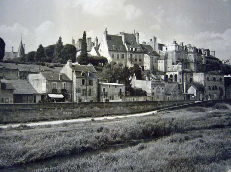 Le port de la Nièvre, vue prise depuis le pont Mal Placé. Photographie ancienne du milieu du XXe siècle. (médiathèque de Nevers, I bis 44).