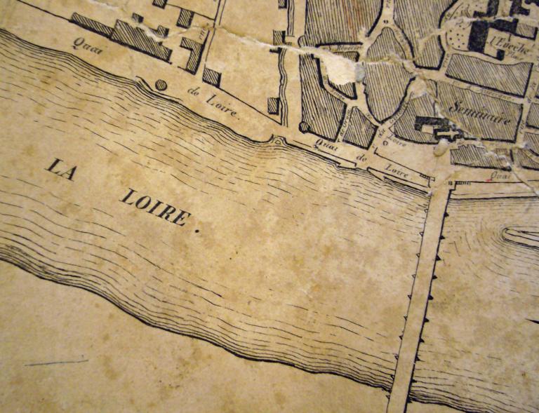 Vue et plan de Nevers, 1835, détail sur la Loire en aval du pont. (médiathèque de Nevers, I 20 carton 1). ; Vue et plan de Nevers, 1835, détail sur la Loire en aval du pont. (médiathèque de Nevers, I 20 carton 1).