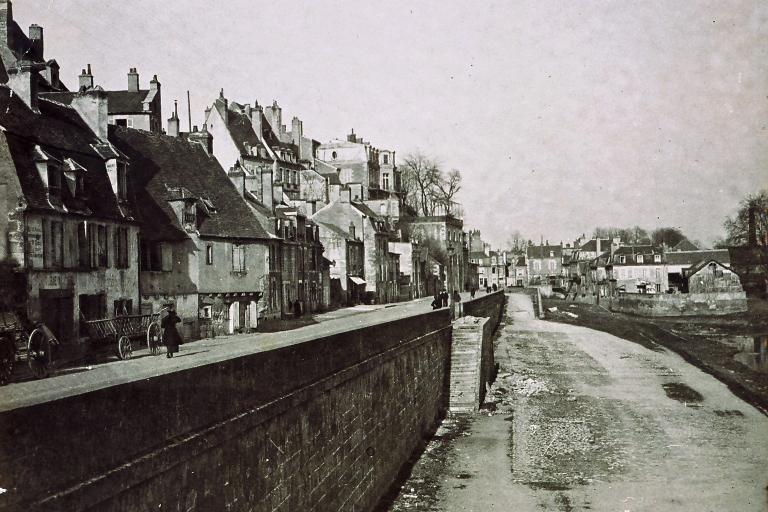 Le port de la Nièvre, vue prise depuis le pont Mal Placé. Photographie ancienne (milieu XXe siècle). (service du patrimoine de la ville de Nevers).