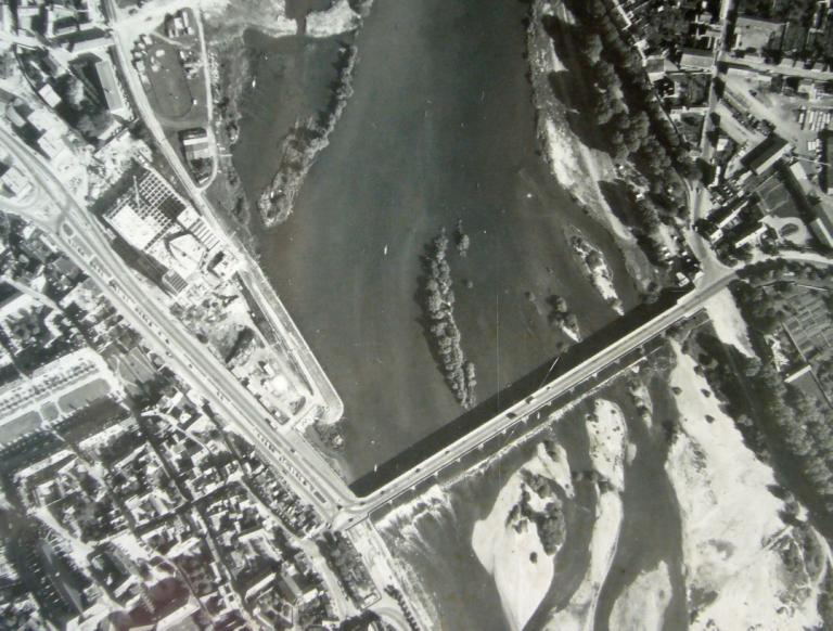 Orthophoto prise en 1967 : la gare de la Nièvre n'existe plus. La déviation de la RN 7 et la Maison de la Culture occupent son ancien emplacement. Orthophoto. (archives départementales de la Nièvre, Fi vrac boite 6).