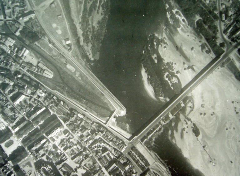 Orthophoto prise en 1954 : la gare de la Nièvre est presque totalement envasée. (archives départementales de la Nièvre, Fi vrac boite 3).