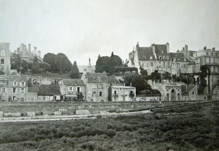 Vue d'ensemble du port de la Nièvre depuis le port de Médine. Photographie ancienne du milieu du XXe siècle. (archives départementales de la Nièvre, 2 Fi Nevers 844).