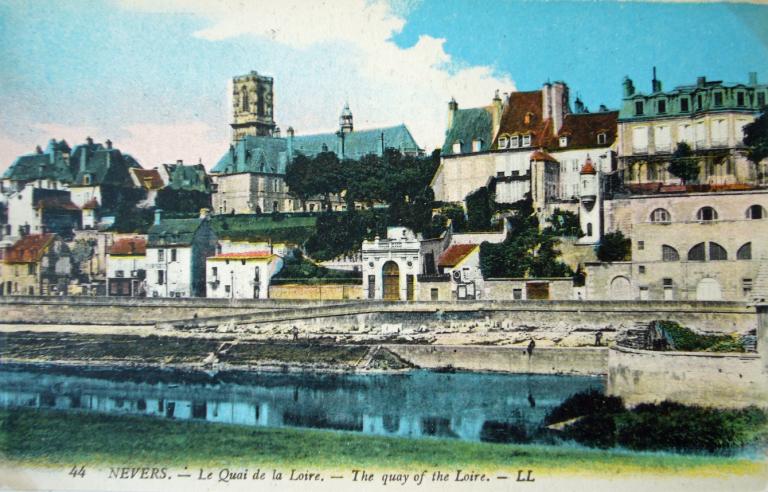 Vue d'ensemble du port de la Nièvre depuis le port de Médine. Au centre, la rampe Saint-Nicolas. Carte postale ancienne (début XXe siècle). (archives départementales de la Nièvre, 2 Fi Nevers 6992).