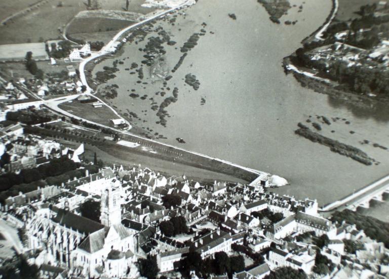 La gare de la Nièvre au début du XXe siècle. Photographie aérienne. (archives départementales de la Nièvre, 2 Fi Nevers 827. Fonds Belile n° 769).