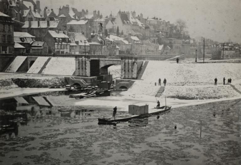 Le pont Mal Placé, début du XXe siècle. Carte postale ancienne. (archives départementales de la Nièvre, 2 Fi Nevers n° 3687).