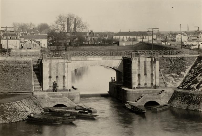 Le pont Mal Placé au début du XXe siècle. Photographie ancienne. (archives départementales de la Nièvre, 2 Fi Nevers n° 5136).