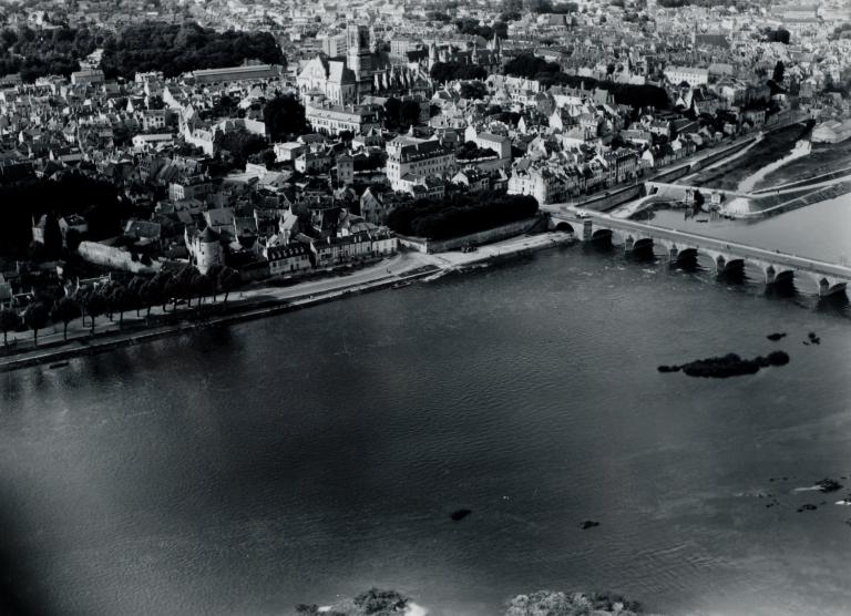 Les aménagements portuaires de la Loire : commune de Nevers (Nièvre)