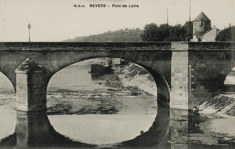 Le pont sur la Loire, vue prise vers l'aval. Carte postale ancienne. (archives départementales de la Nièvre, 2 Fi Nevers 837).