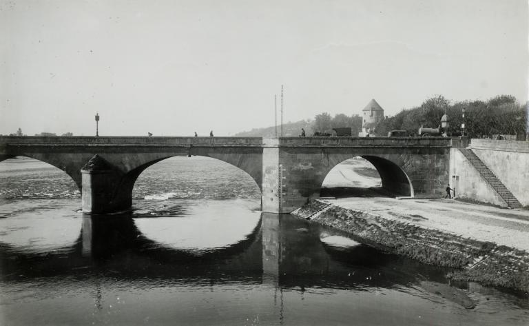 Le pont et les quais côté rive droite, vue prise vers l'aval. Photographie ancienne. (archives départementales de la Nièvre, 2 Fi Nevers 1158).
