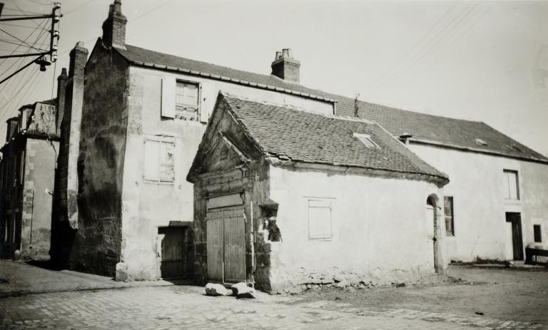 Chapelle Saint-Nicolas située sur l'île des Pâtis, actuellement détruite. Photographie ancienne. (archives départementales de la Nièvre, 2 Fi Nevers 2668).