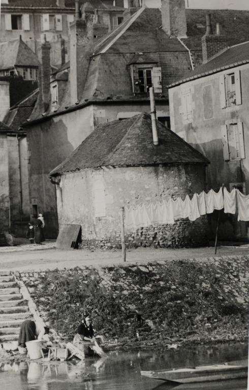 Chapelle Saint-Nicolas située sur l'île des Pâtis, actuellement détruite. Photographie ancienne. (archives départementales de la Nièvre, 2 Fi Nevers 3211).
