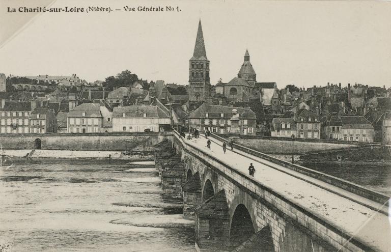 Le pont sur la Loire et la rive droite. Carte postale ancienne. (archives départementales de la Nièvre, 2 Fi La Charité n° 2). ; Le pont sur la Loire et la rive droite. Carte postale ancienne. (archives départementales de la Nièvre, 2 Fi La Charité n° 2).