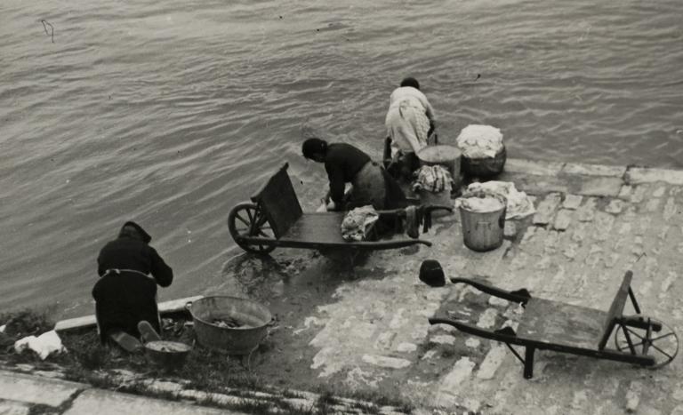 Lavandières en 1939. Photographie ancienne. (archives départementales de la Nièvre, 2 Fi La Charité n° 202).