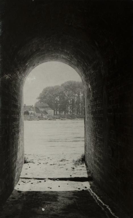 Le "Guichet", photographie ancienne du milieu du XXe siècle. (archives départementales de la Nièvre, 2 Fi La Charité n° 230).