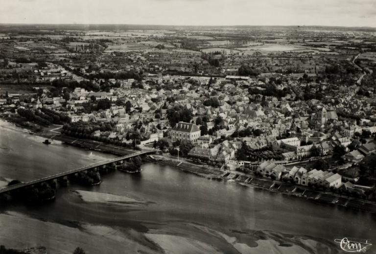 Le pont et les bords de Loire. Carte postale ancienne (vue aérienne). (archives départementales de la Nièvre, 2 Fi Cosne sur Loire n° 29).