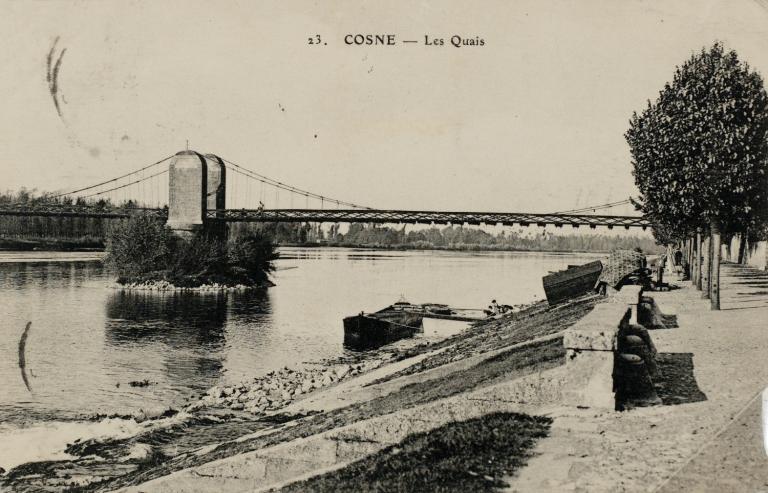 Le pont suspendu et les quais. Carte postale ancienne. (archives départementales de la Nièvre, 2 Fi Cosne sur Loire n° 27).