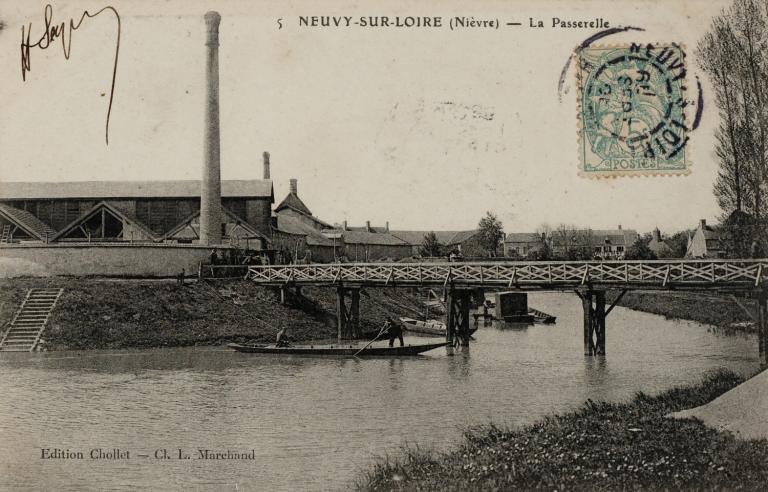La passerelle sur la Vrille. Carte postale ancienne. (archives départementales de la Nièvre, 2 Fi Neuvy sur Loire n° 24).