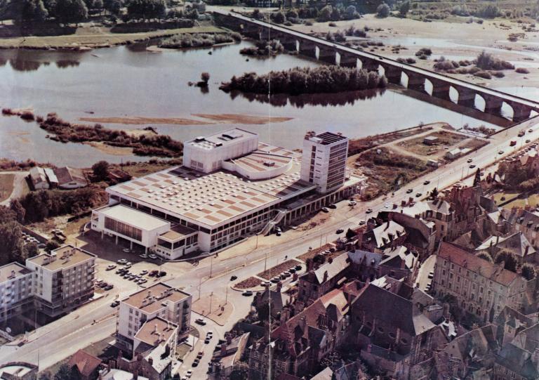 La Nièvre remblayée et la Maison de la Culture. Photographie aérienne prise en février 1971. (archives départementales de la Nièvre, 1 Fi Nevers 37).