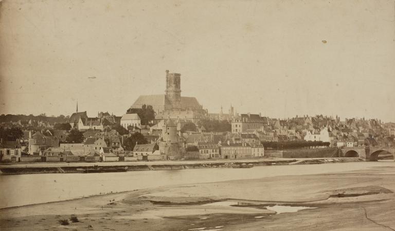 La rive droite, vue prise depuis le pont de chemin de fer, fin du XIXe siècle. Photographie ancienne. (archives départementales de la Nièvre, 1 Fi Nevers 53).