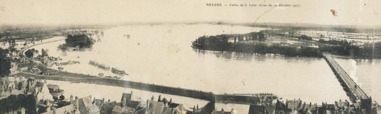 Crue du 19 octobre 1907. Détail sur l'embouchure de la Nièvre et la levée de Médine. Photographie panoramique ancienne. (archives municipales de Nevers, 19 S 1).