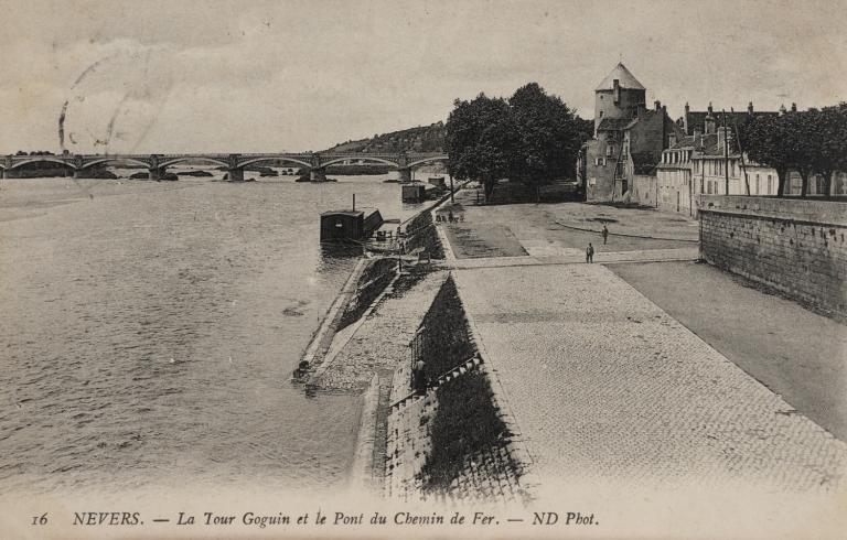 Les quais, vue prise vers l'aval depuis le pont de Loire. Carte postale ancienne. (archives municipales de Nevers, 5 Fi 445).