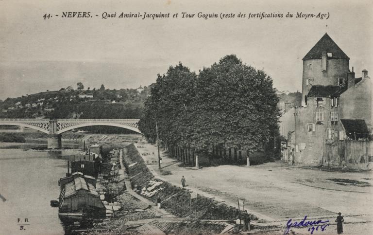 Les quais de Loire (entre les deux ponts sur la Loire), vue prise vers l'aval. Carte postale ancienne. (archives municipales de Nevers, 5 Fi 917). ; Les quais de Loire (entre les deux ponts sur la Loire), vue prise vers l'aval. Carte postale ancienne. (archives municipales de Nevers, 5 Fi 917).