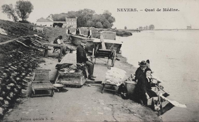 Lavandières sur le quai de Médine. Carte postale ancienne. (archives municipales de Nevers, 5 Fi 1607).
