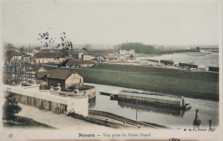 La gare de la Nièvre, vue prise du Palais Ducal. Carte postale ancienne. (archives municipales de Nevers, 5 Fi 1813). ; La gare de la Nièvre, vue prise du Palais Ducal. Carte postale ancienne. (archives municipales de Nevers, 5 Fi 1813).