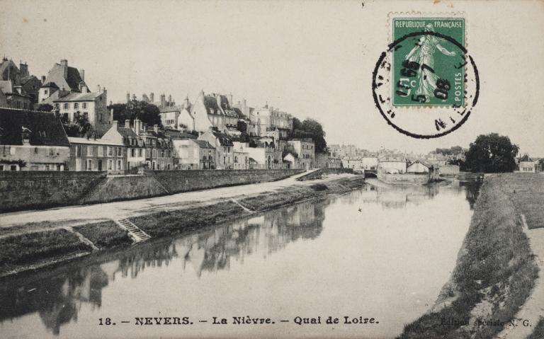 La gare de la Nièvre et le port de Nièvre, vue prise vers l'amont depuis l'extrémité de la levée de Médine. Carte postale ancienne. (archives municipales de Nevers, 5 Fi 2491). ; La gare de la Nièvre et le port de Nièvre, vue prise vers l'amont depuis l'extrémité de la levée de Médine. Carte postale ancienne. (archives municipales de Nevers, 5 Fi 2491).