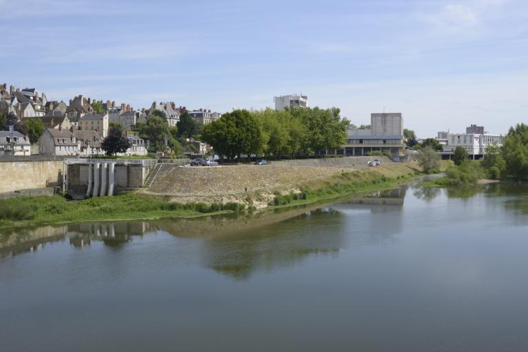 Rive droite, le pont Mal Placé et la levée de Médine (emplacement de l'ancienne embouchure de la Nièvre) : vue prise depuis le pont sur la Loire.
