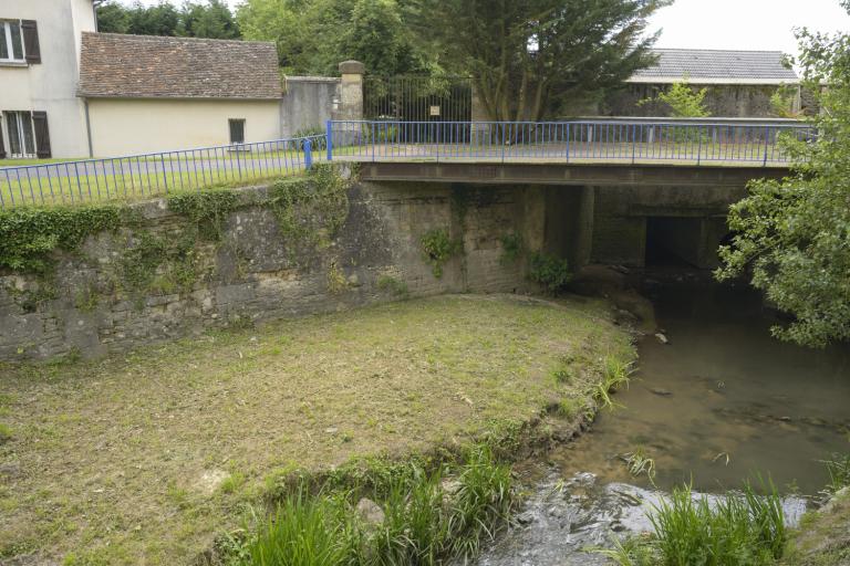 Entrée du bassin de port (état en 2013)..