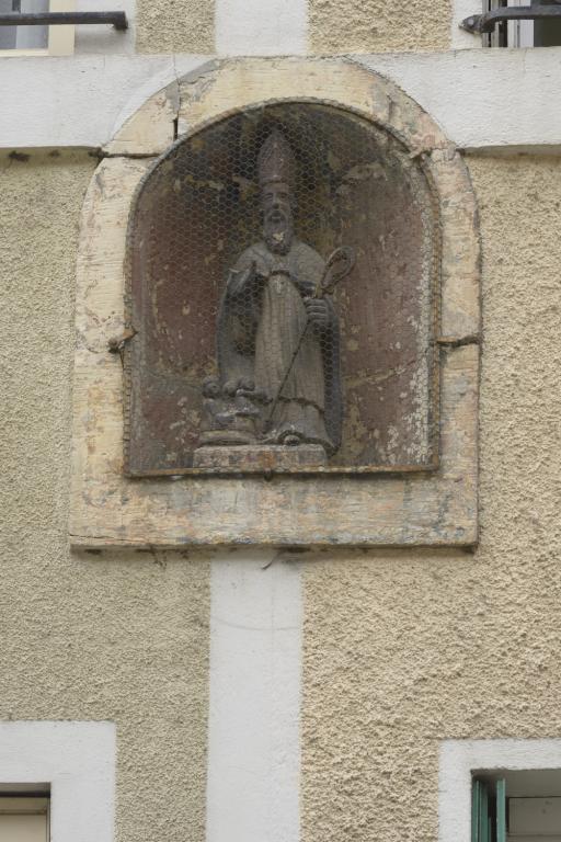 Statue de Saint Nicolas placée dans la niche de la façade de la maison des 3-5 rue du Petit Rivage.