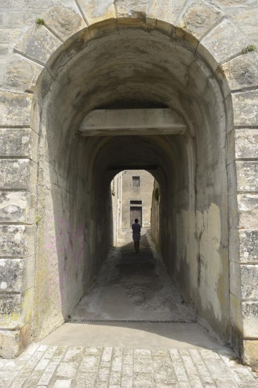 Le "Guichet" (passage sous la route assurant une liaison directe entre le fleuve et la ville). Vue prise dos à la Loire.