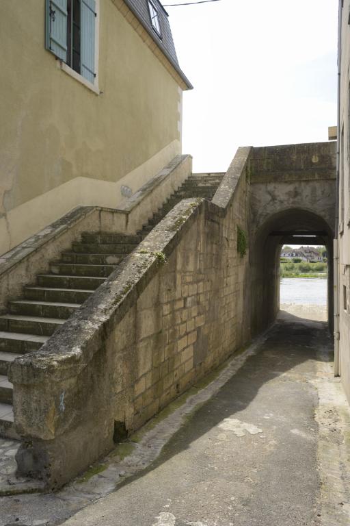 Le "Guichet" (passage sous la route assurant une liaison directe entre le fleuve et la ville). Vue prise vers la Loire.