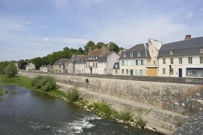 Le quai en aval du pont avec l'entrée du "Guichet". Vue prise depuis le pont vers l'aval.
