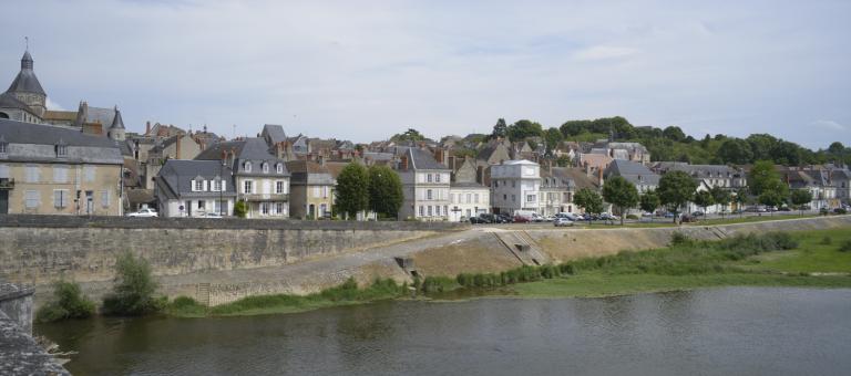 Le quai en amont du pont. Vue prise depuis le pont vers l'amont.