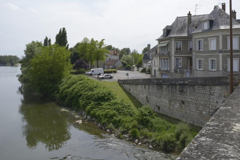 Cale abreuvoir simple orientée vers l'aval située sur l'île de La Charité, immédiatement en amont du pont de pierre.