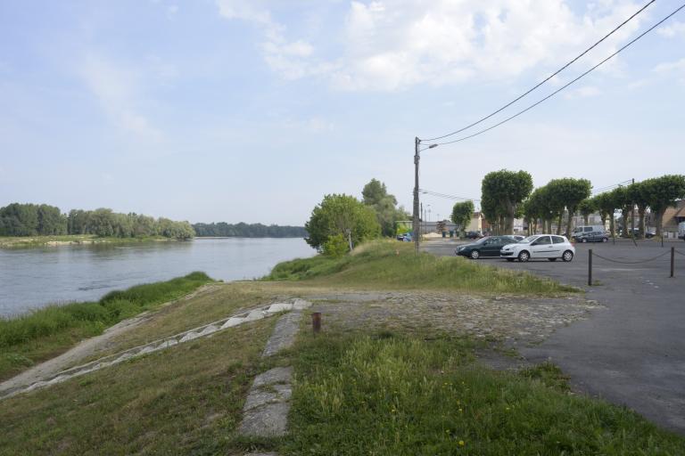 Cale abreuvoir simple (premier plan) et emplacement de l'ancienne gare d'eau du Sanitas. Vue prise vers l'aval.