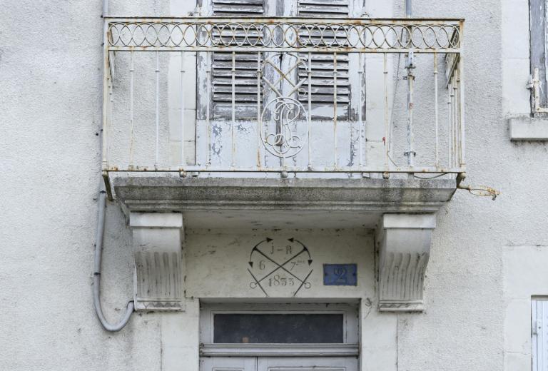 Deux ancres croisées, date (6 septembre 1833) et initiales (JR) sur le linteau de la porte du 2 quai du Sanitas. Cette maison donnait sur l'ancienne gare d'eau de Cosne.