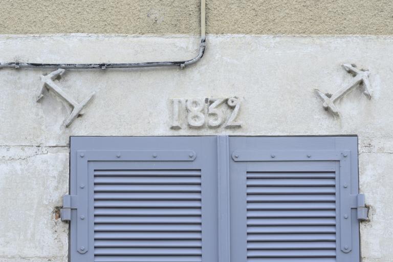 Deux ancres et date (1832) sur le linteau de la fenêtre du 8 quai du Sanitas. Cette maison donnait sur l'ancienne gare d'eau de Cosne.